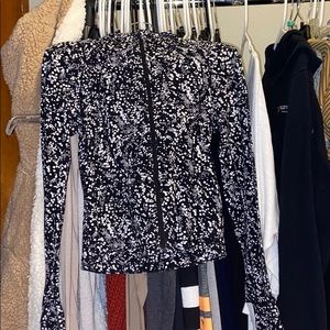 Black&white LuluLemon hood Size 2 Great condition